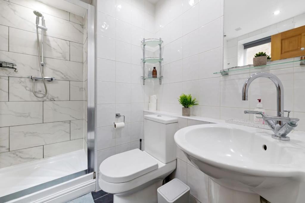 Luxurious 3 Bedroom Apartment In Park Estate 노팅엄 외부 사진