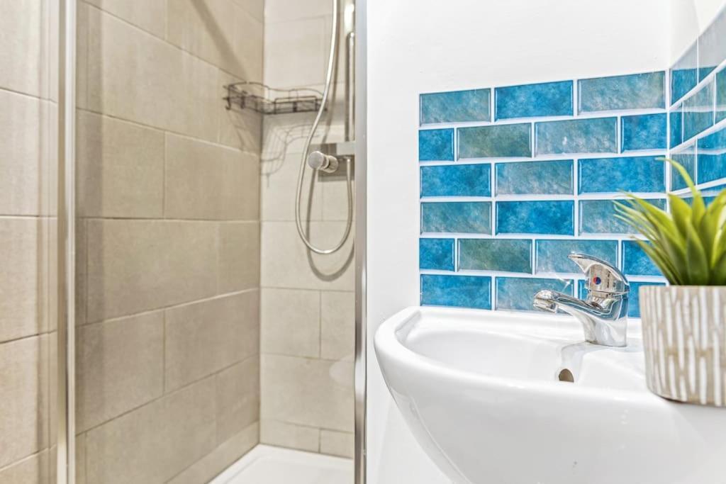Luxurious 3 Bedroom Apartment In Park Estate 노팅엄 외부 사진