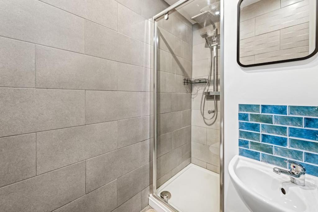 Luxurious 3 Bedroom Apartment In Park Estate 노팅엄 외부 사진